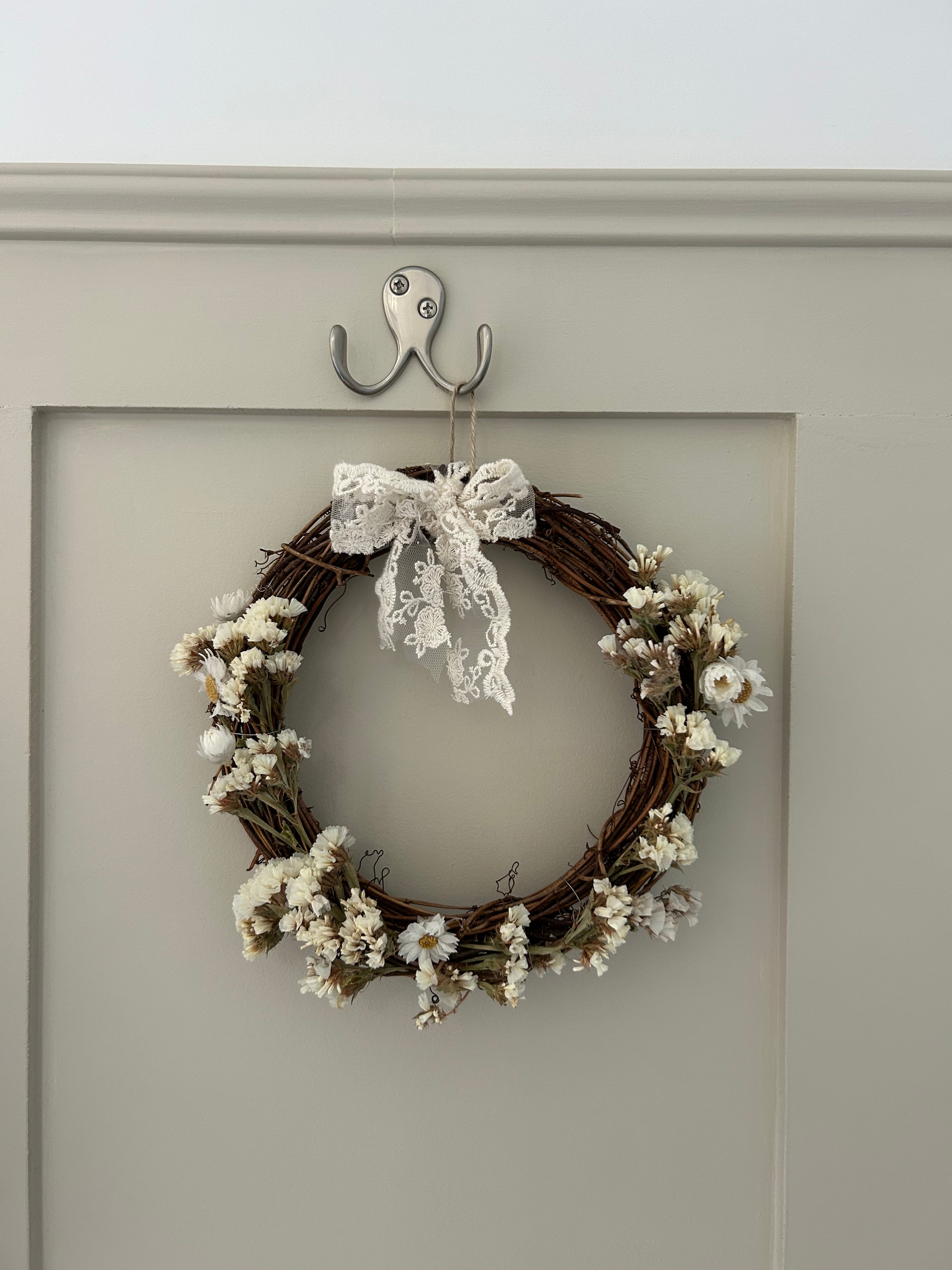 ‘Betty’ Wreath with white statice, daisies and a lace bow