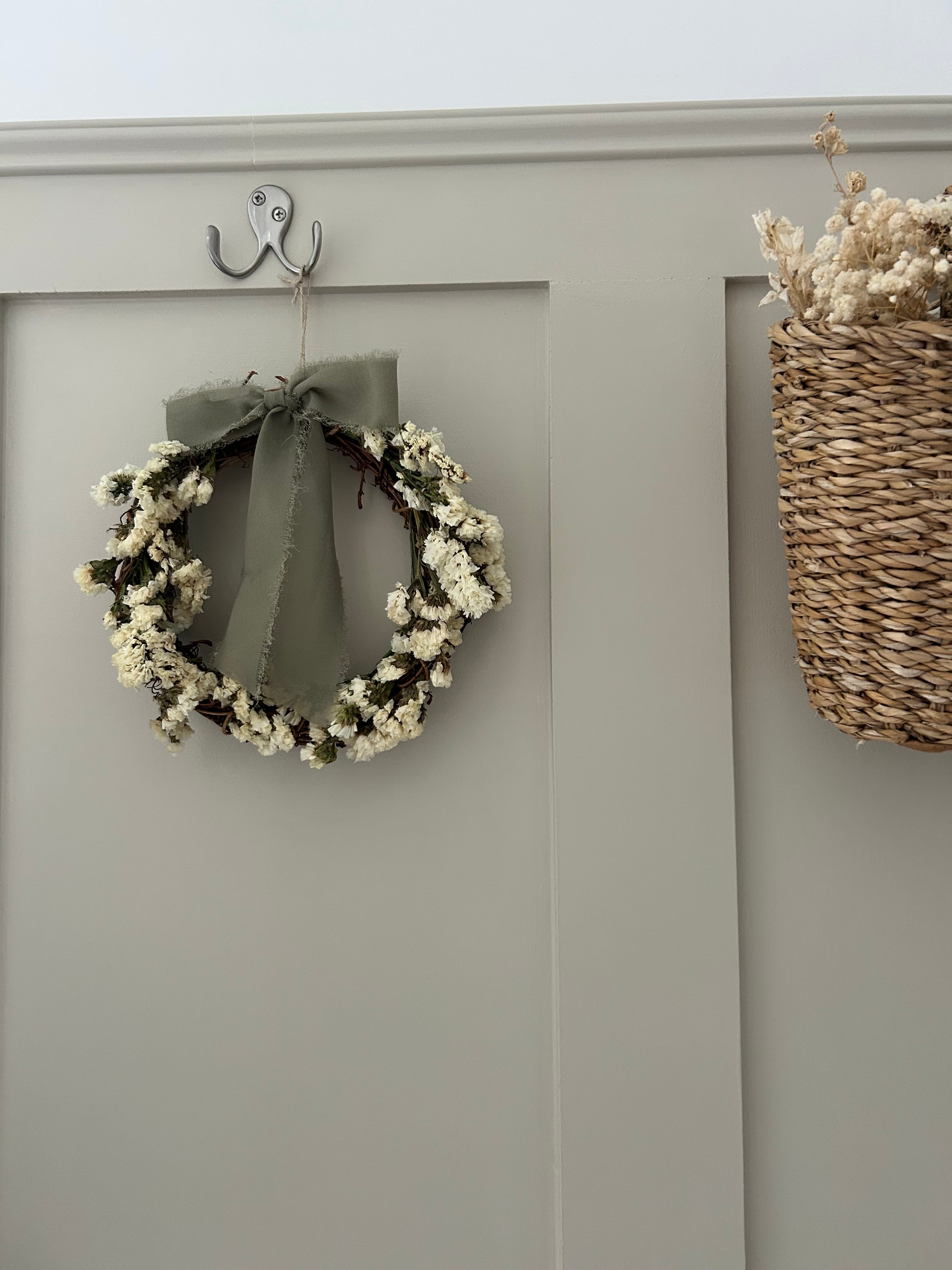 ‘Sage’ Wreath with white statice and sage bow