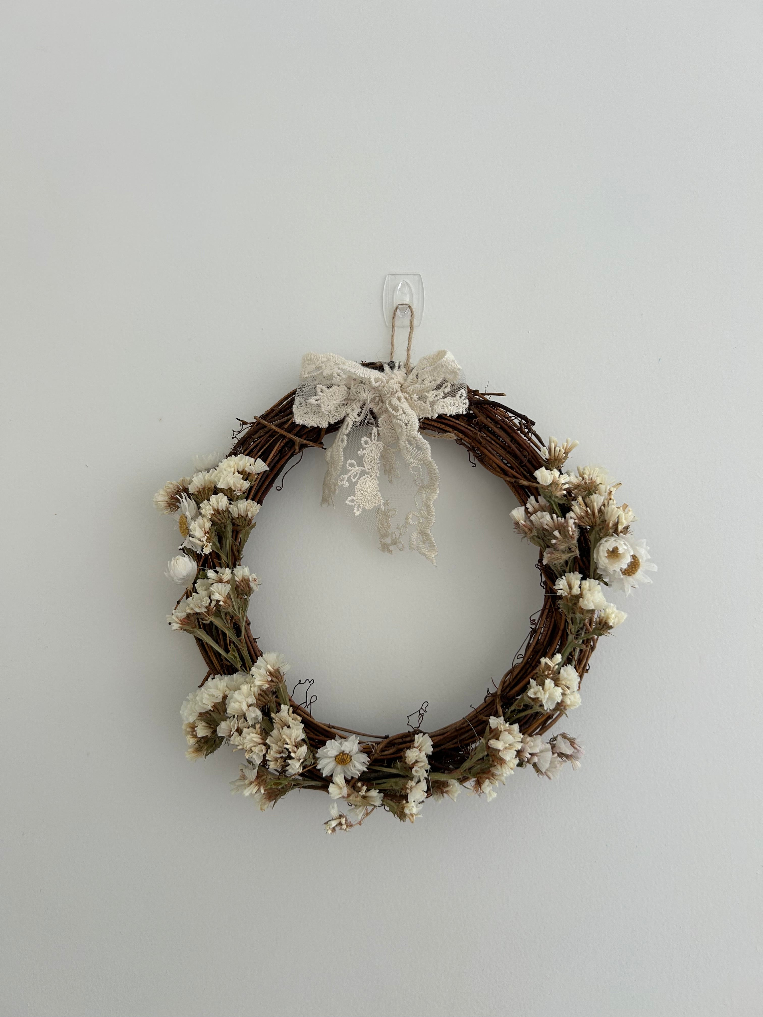 ‘Betty’ Wreath with white statice, daisies and a lace bow