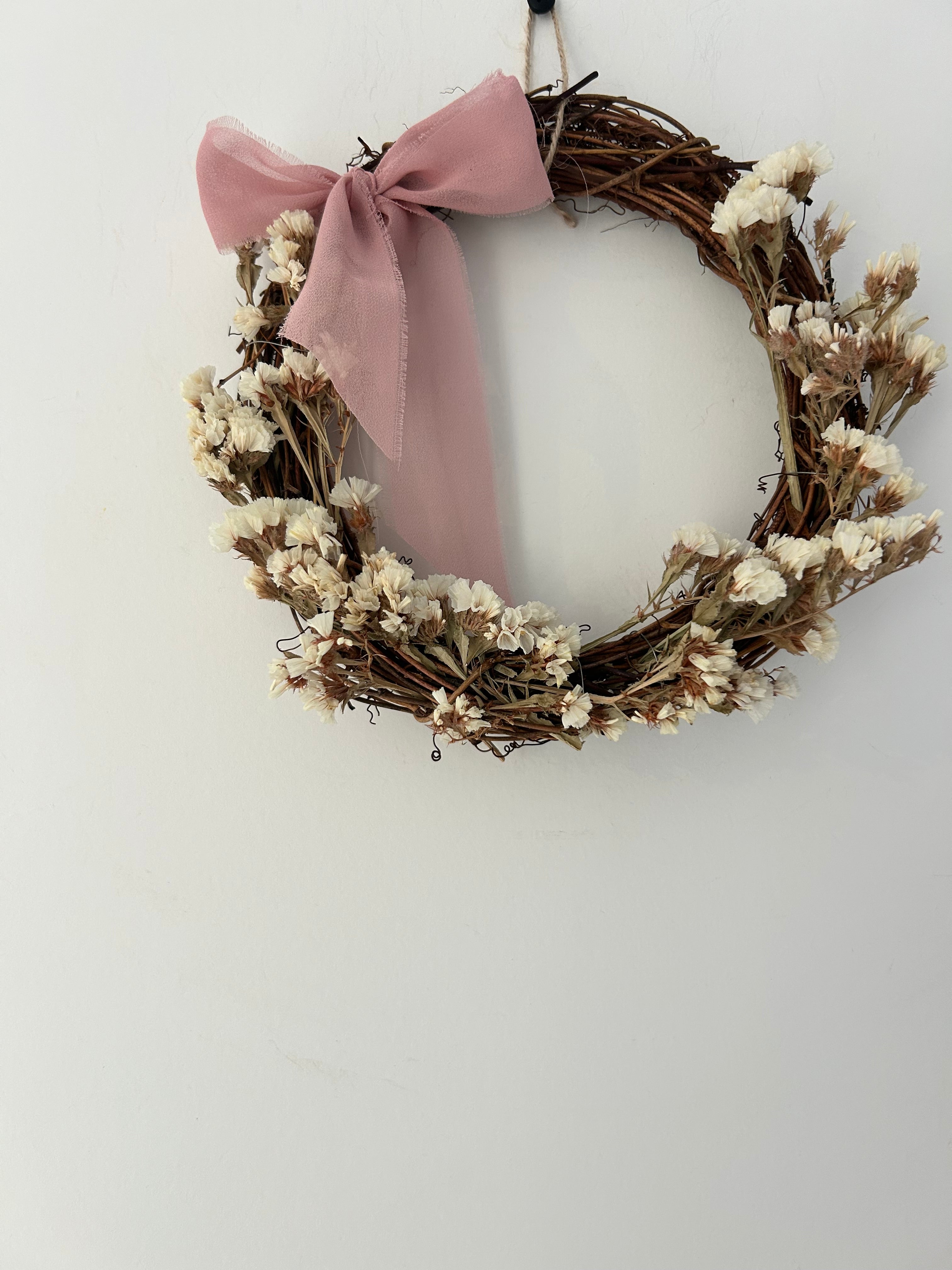 ‘Rosa’ Wreath with white statice and pink bow 20cm