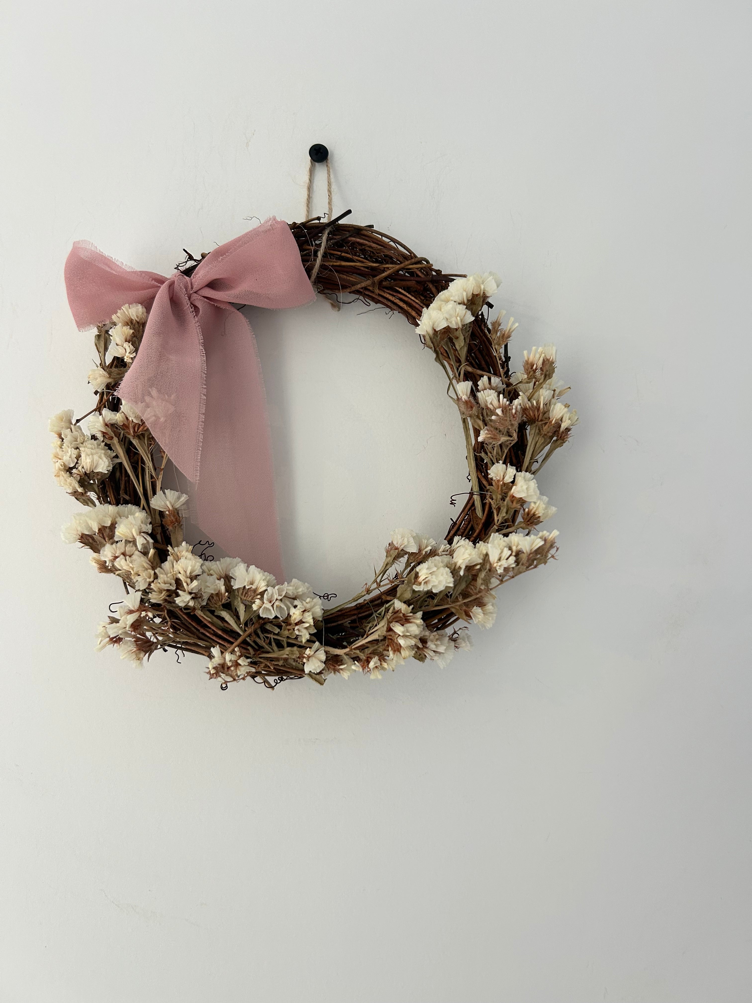 ‘Rosa’ Wreath with white statice and pink bow 20cm